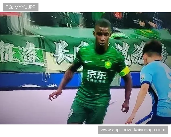 北京国安恩科洛洛门前嗅觉敏锐,抢在防守前一步捅射 北京国安恩科洛洛门前嗅觉敏锐,抢在防守前一步捅射