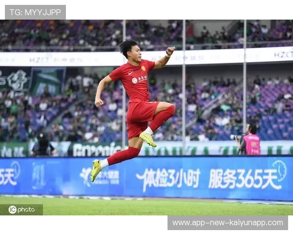 重庆铜梁龙迪马塔禁区内扣球,晃开防守后推射偏出 重庆铜梁龙迪马塔禁区内扣球,晃开防守后推射偏出